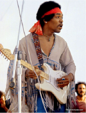 Jimi Hendrix tocando en Woodstock