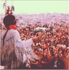 Jimmy Hendrix cantando con su público